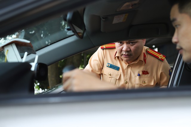 Cục Cảnh sát giao thông vừa công khai mức phí sát hạch và cấp đổi giấy phép lái xe, khẳng định không có khoản thu ngoài quy định; người dân phát hiện thu thêm có thể gọi ngay đường dây nóng CSGT. Cục Cảnh sát giao thông vừa công khai mức phí sát hạch và cấp đổi giấy phép lái xe, khẳng định không có khoản thu ngoài quy định; người dân phát hiện thu thêm có thể gọi ngay đường dây nóng CSGT.