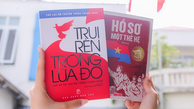 Bìa hai cuốn sách Trui rèn trong lửa đỏ và Hồ sơ một thế hệ.