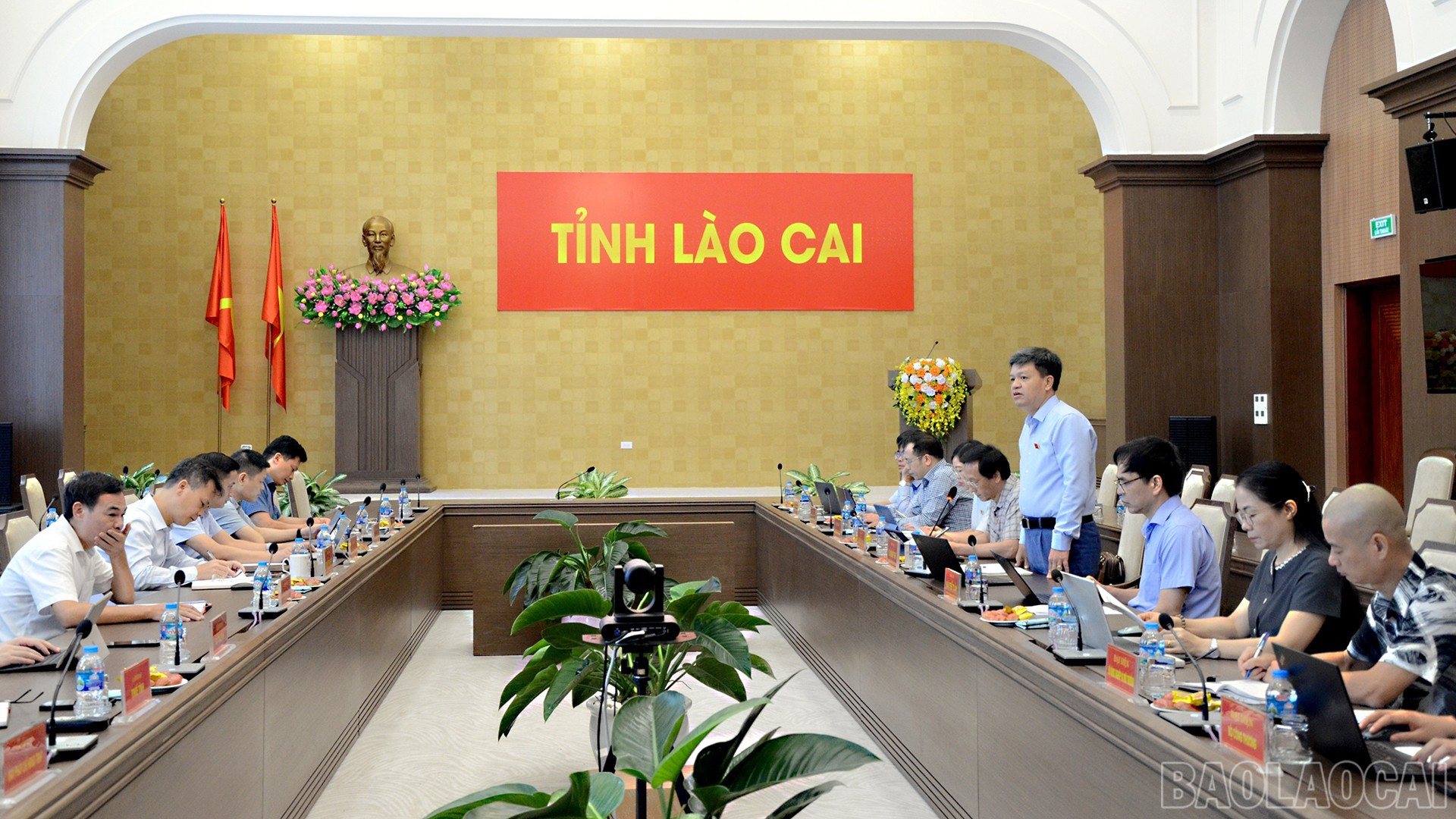 Quang cảnh buổi làm việc. baolaocai-br_17-10-uyban.jpg