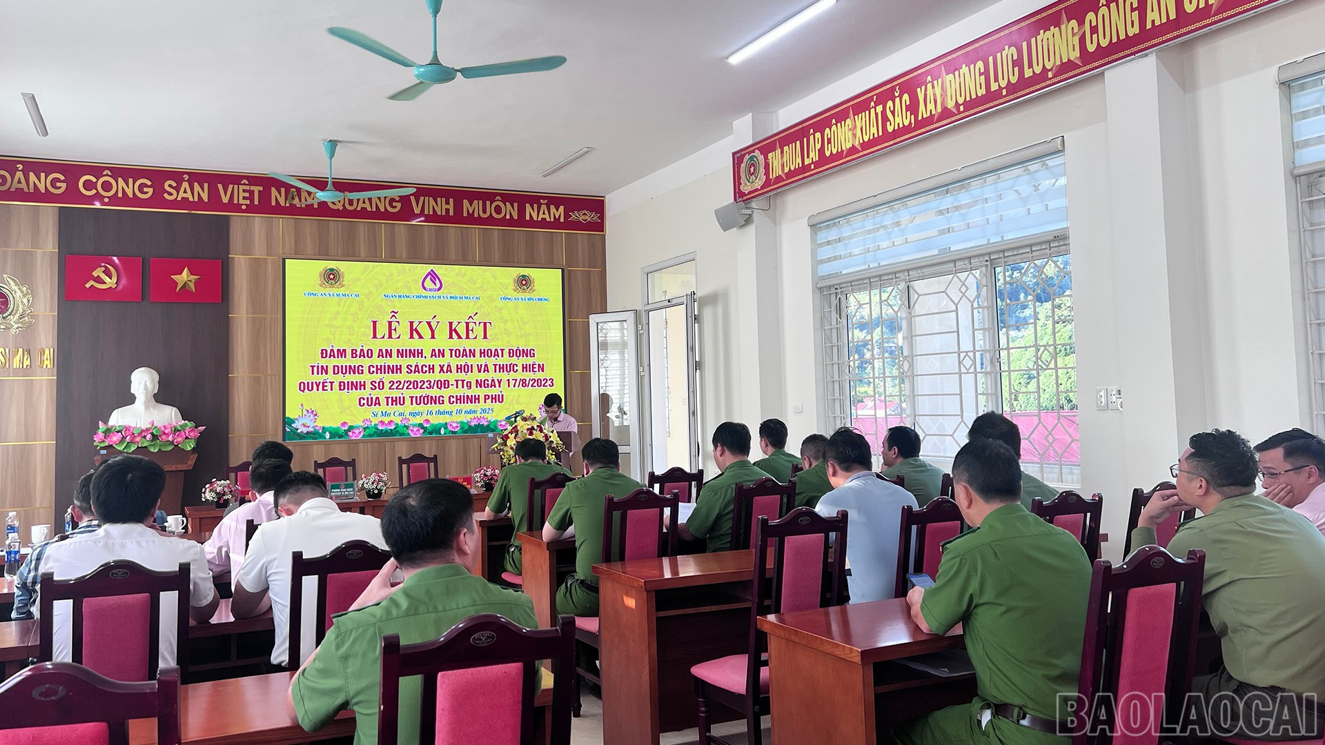 Quang cảnh lễ ký kết. baolaocai-br_17-10ky-ket.jpg
