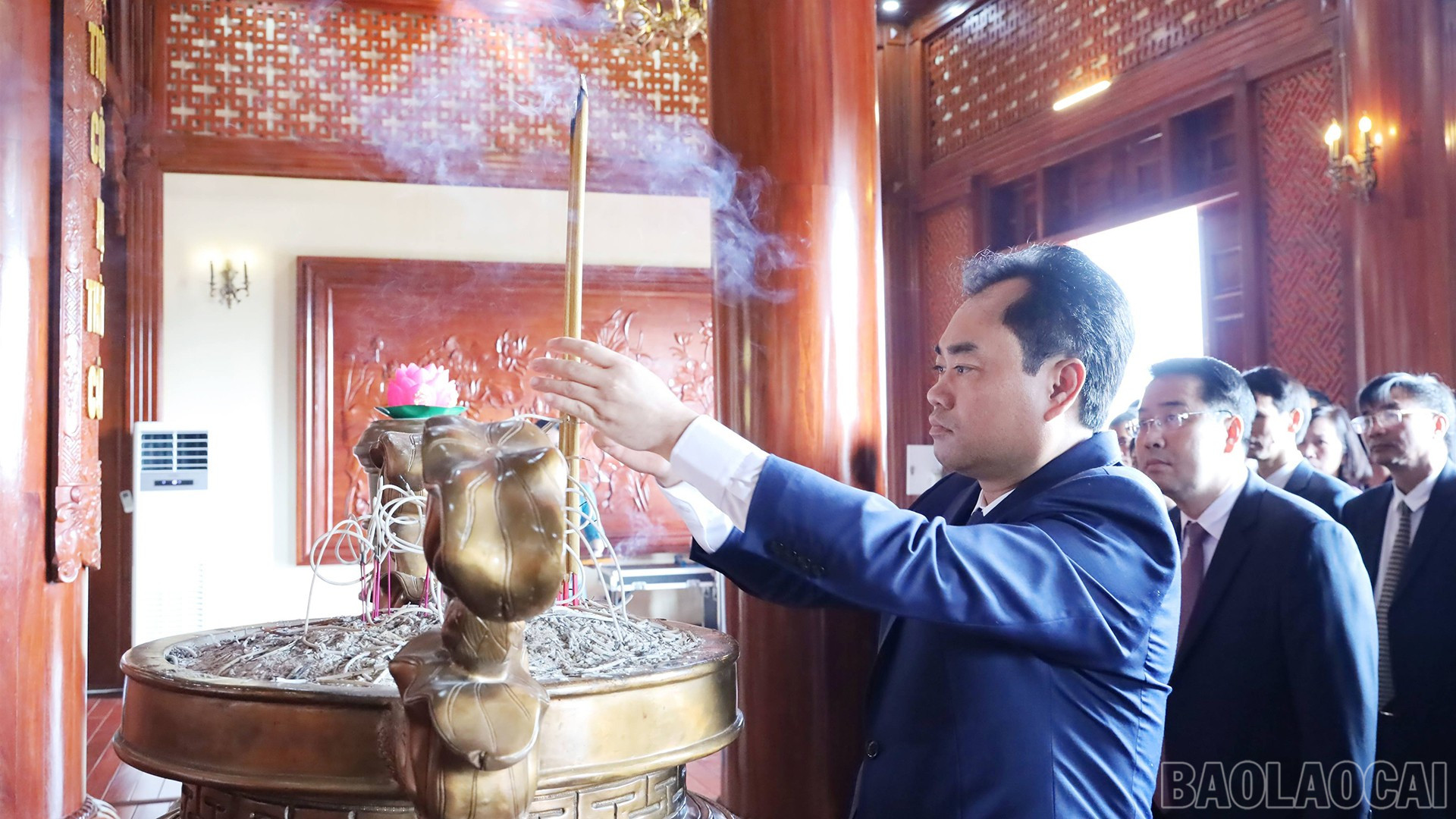 Đồng chí Trịnh Việt Hùng - Ủy viên dự khuyết Ban Chấp hành Trung ương Đảng, Bí thư Tỉnh ủy, Chủ tịch Hội đồng nhân dân tỉnh dâng hương tưởng niệm Chủ tịch Hồ Chí Minh. baolaocai-br_17-10-cong.jpg