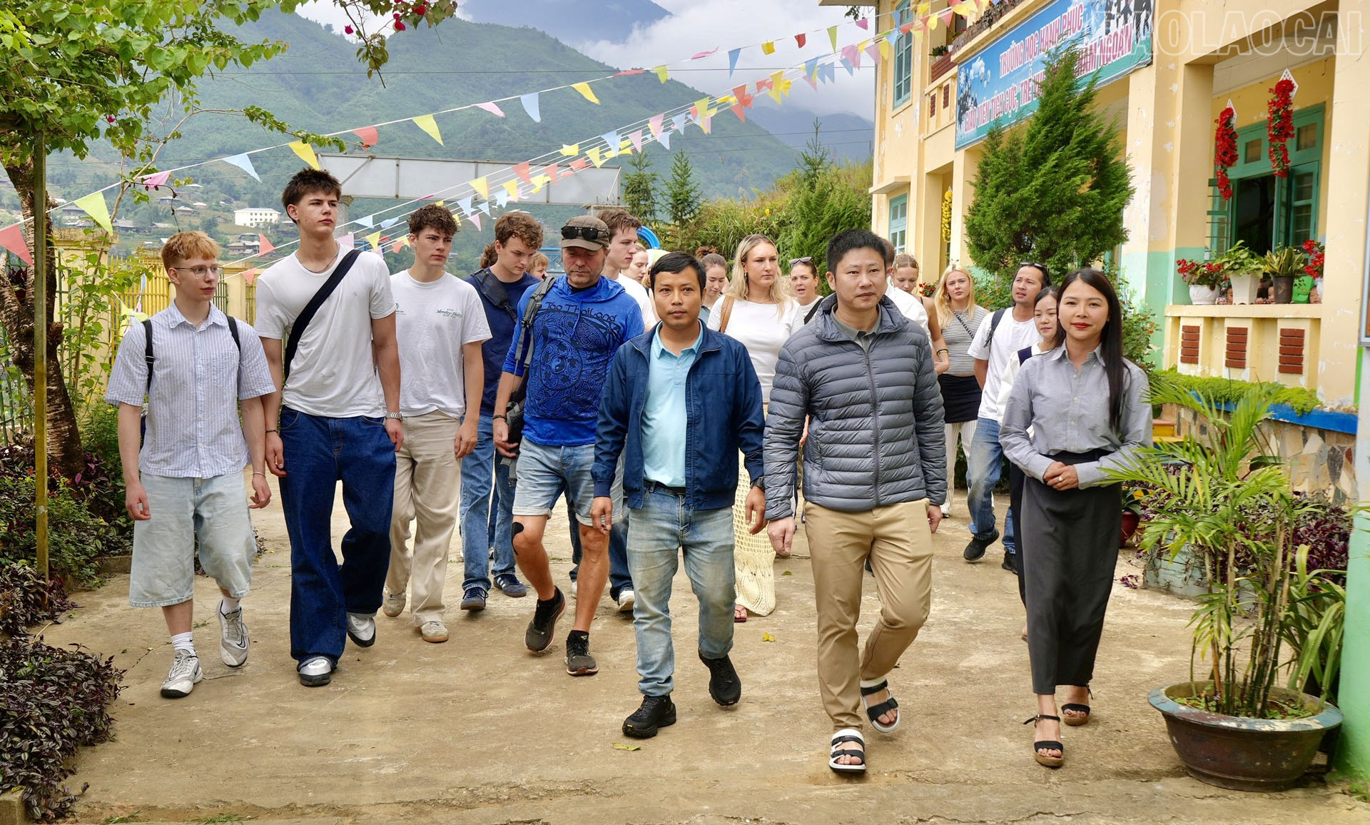 Đoàn học sinhTrường Frederiksborg Gymnasium, Đan Mạch do thầy giáo Anders Bergholdt và cô giáo Dorte Lolle Eiler dẫn đầu đã đến thăm điểm trường mầm non Bản Pho, xã Tả Van.