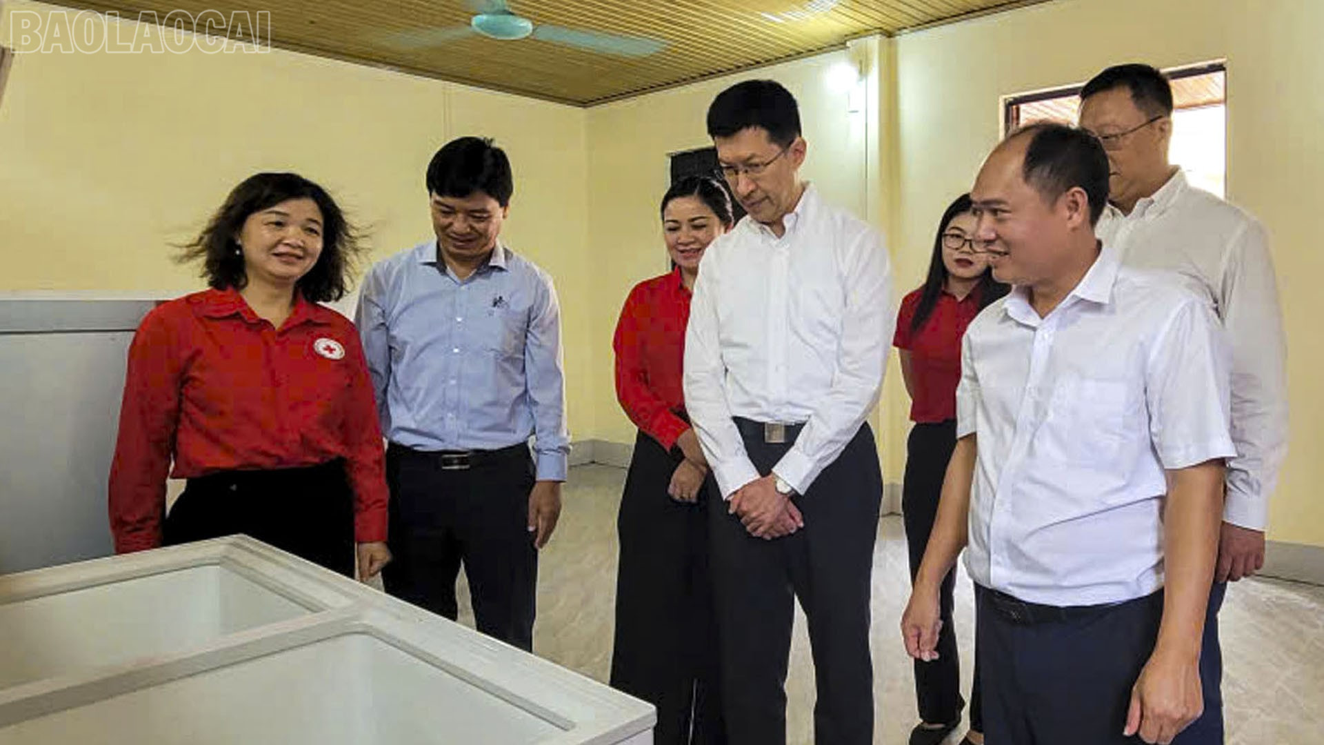 Các đại biểu tham quan khu vực bếp ăn mới xây dựng. baolaocai-tl_thamquan.jpg