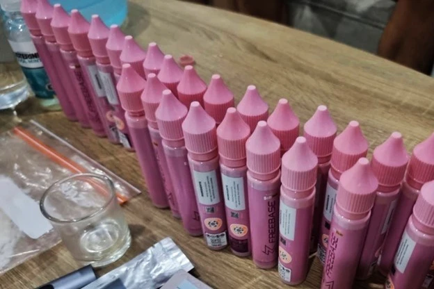 Chất lỏng thuốc lá điện tử được trộn với thuốc gây mê etomidate để tạo ra "vỏ thuốc lá điện tử zombie" bị thu giữ vào tháng 3 năm 2025. (Ảnh: Cục Điều tra Trung ương Thái Lan)