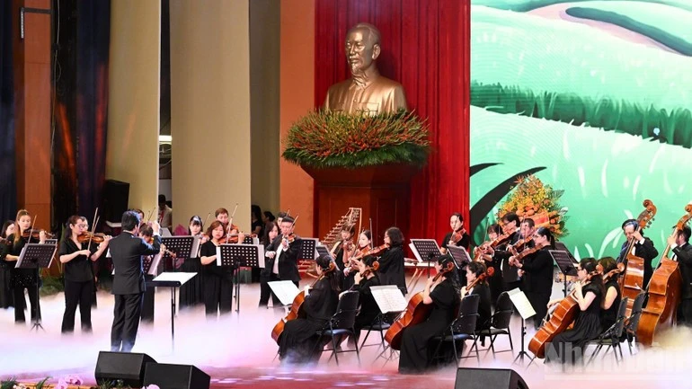 Một tiết mục nhạc giao hưởng được biểu diễn tại buổi lễ.