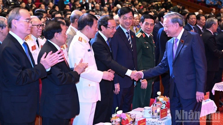 Tổng Bí thư Tô Lâm với các đồng chí lãnh đạo, nguyên lãnh đạo Đảng, Nhà nước tại lễ kỷ niệm.