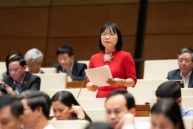 Đại biểu Nguyễn Thị Việt Nga (đoàn Hải Phòng) phát biểu thảo luận tại hội trường.