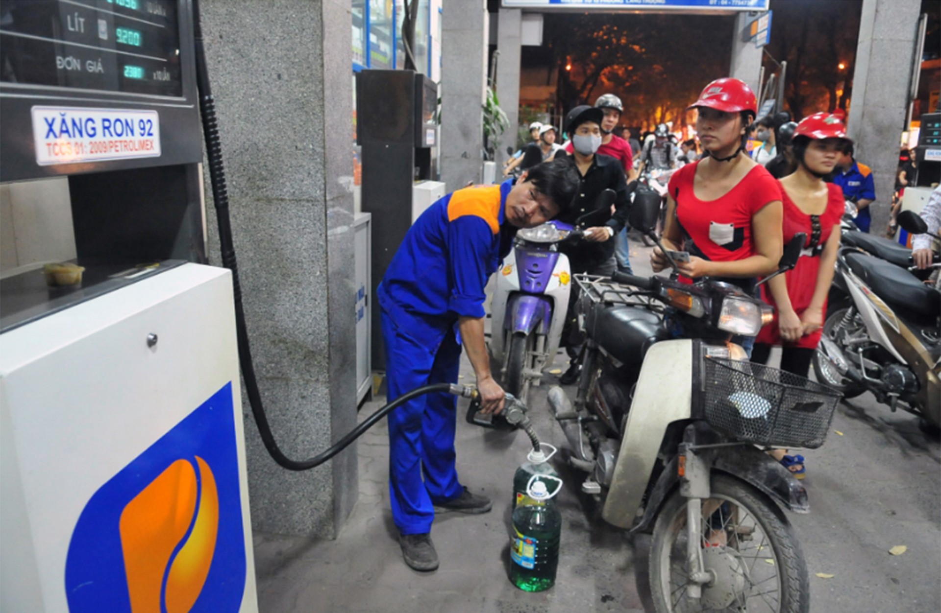 Giá xăng dầu quay đầu đi lên. 2-10-xang.jpg