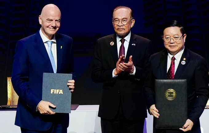 Chủ tịch FIFA Gianni Infantino (trái) ký thỏa thuận giải FIFA ASEAN Cup với Tổng Thư ký ASEAN Kao Kim Hourn (phải) trước sự chứng kiến của Thủ tướng Malaysia Anwar Ibrahim – Chủ tịch luân phiên ASEAN 2025.