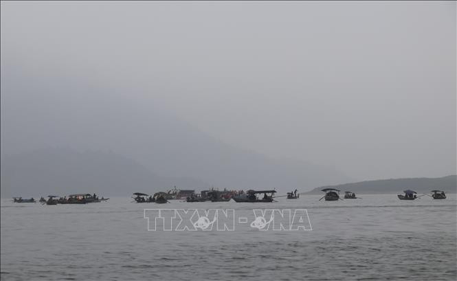 Toàn cảnh khu vực lực lượng tìm kiếm các nạn nhân mất tích liên quan đến vụ tai nạn giao thông đường thuỷ trên hồ Thác Bà, thuộc địa phận thôn Làng Cạn, xã Bảo Ái, tỉnh Lào Cai .