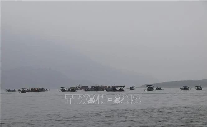 Toàn cảnh khu vực lực lượng tìm kiếm các nạn nhân mất tích liên quan đến vụ tai nạn giao thông đường thuỷ trên hồ Thác Bà, thuộc địa phận thôn Làng Cạn, xã Bảo Ái, tỉnh Lào Cai .