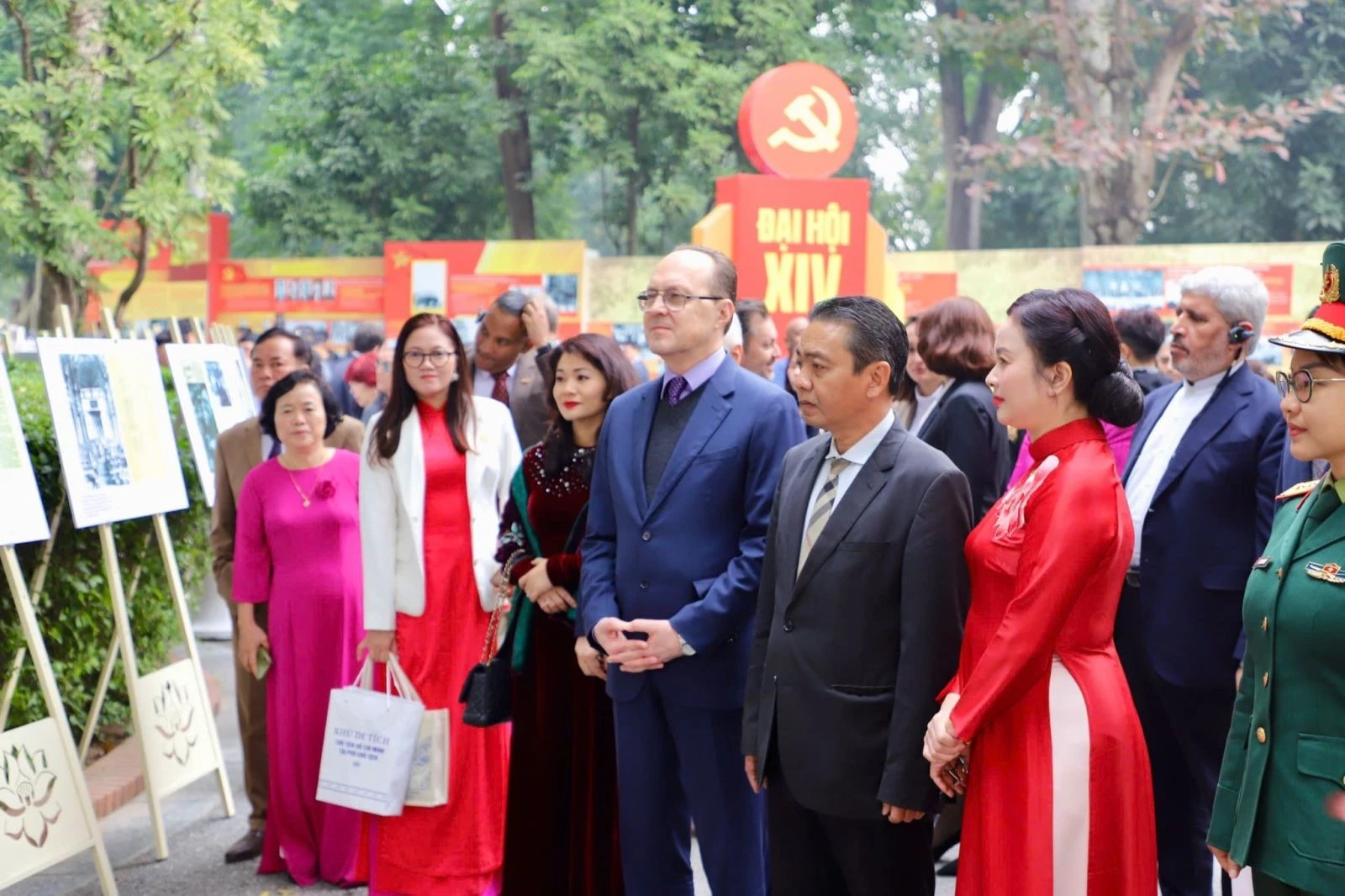 Các đại biểu tham quan Triển lãm “Chủ tịch Hồ Chí Minh với nước Nga”. Ảnh: CTV