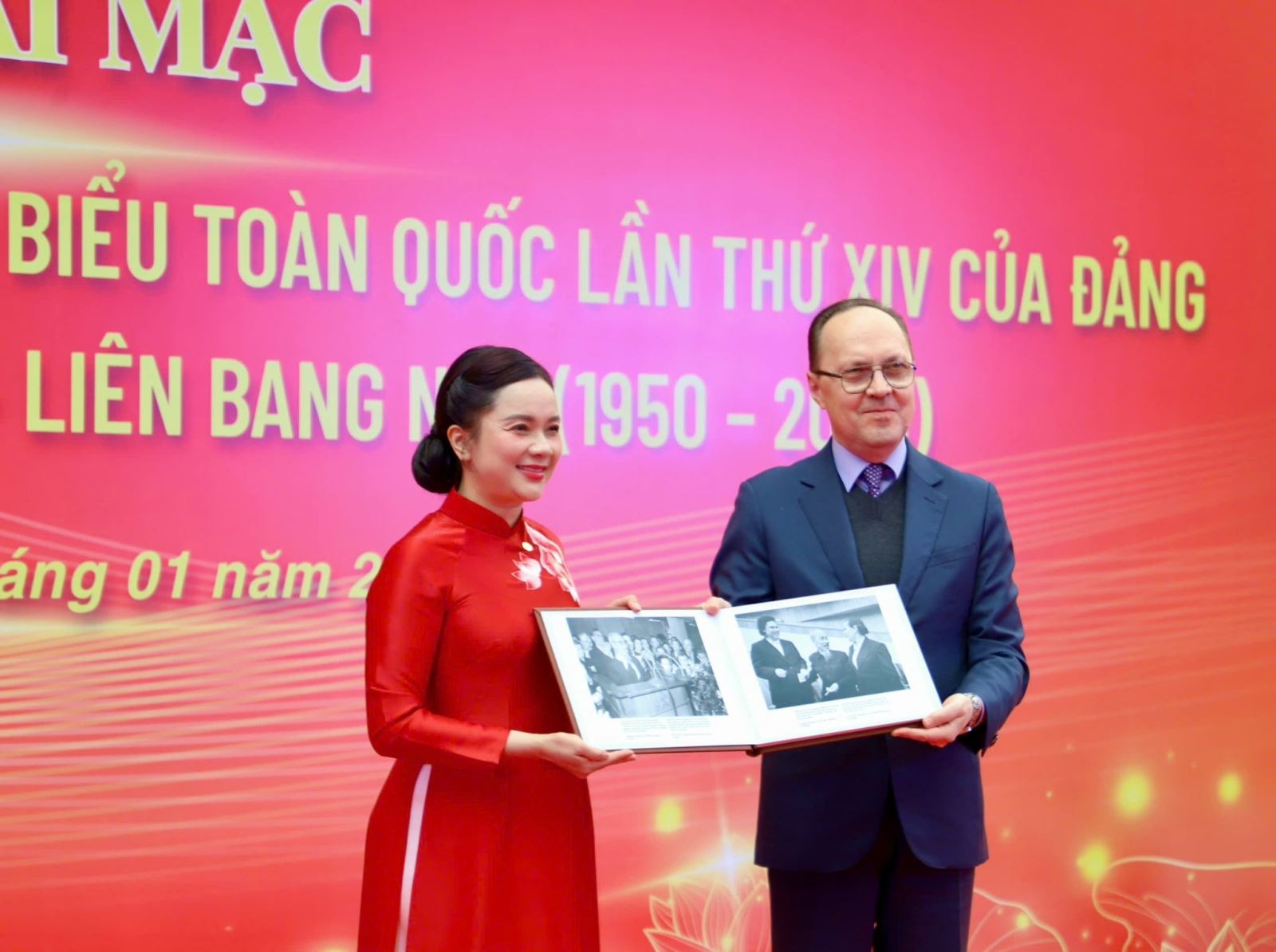 Đại sứ Liên bang Nga tại Việt Nam Gennady Bezdétko trao các bức ảnh cho Khu Di tích Chủ tịch Hồ Chí Minh.