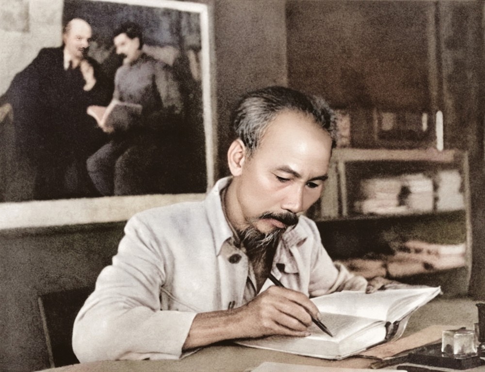 President Ho Chi Minh in his office at Viet Bac base in 1951. Image in book. Chủ tịch Hồ Chí Minh trong phòng làm việc tại căn cứ Việt Bắc năm 1951. Hình ảnh trong sách.