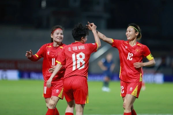ĐT nữ Việt Nam có thêm hai bàn thắng nữa trong hiệp 2.