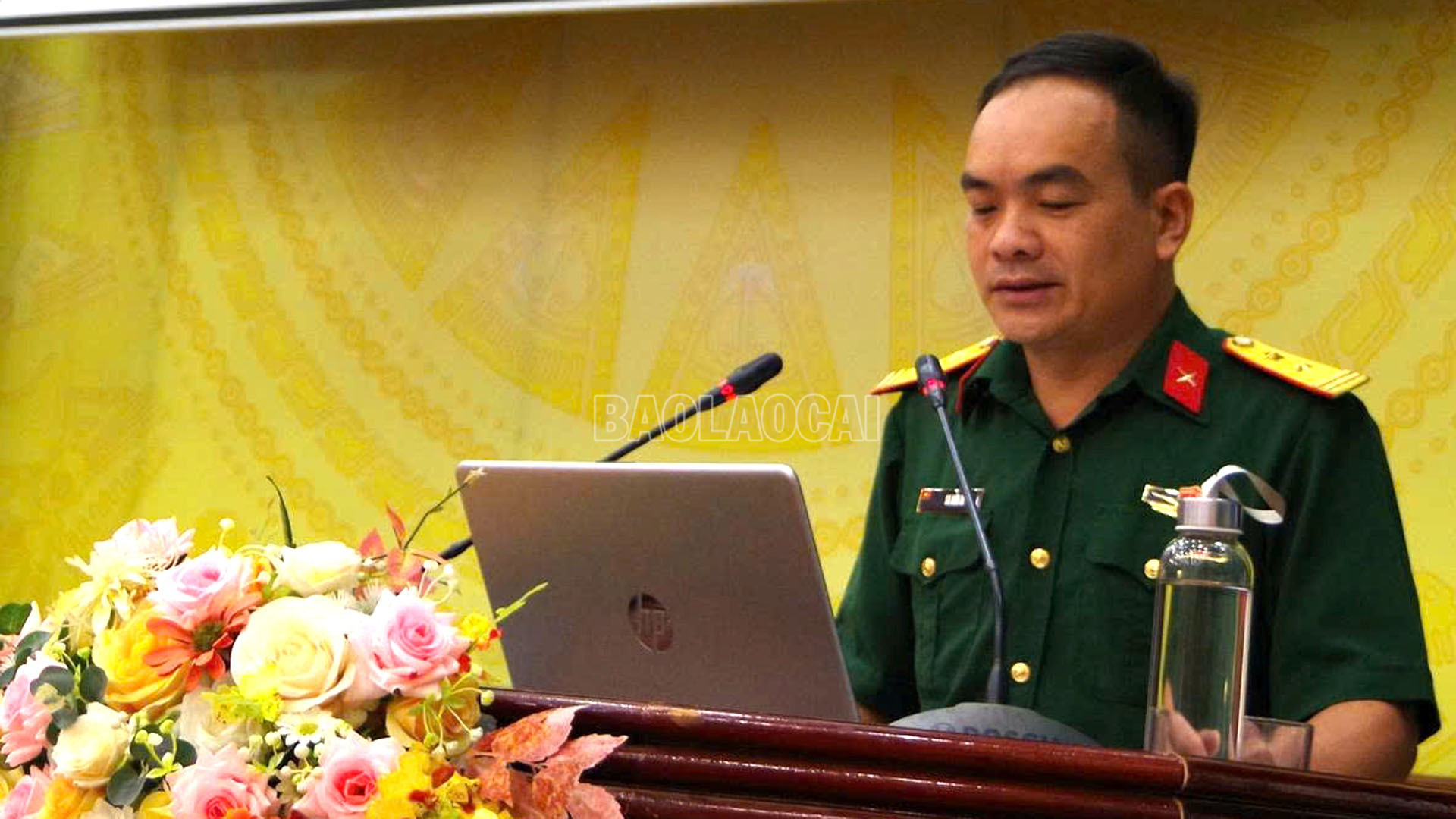 Báo cáo viên pháp luật Ban Chỉ huy Phòng thủ khu vực 4 - Nghĩa Lộ thực hiện lên lớp nội dung về Luật nghĩa vụ quân sự. baolaocai-c_a4-3.jpg