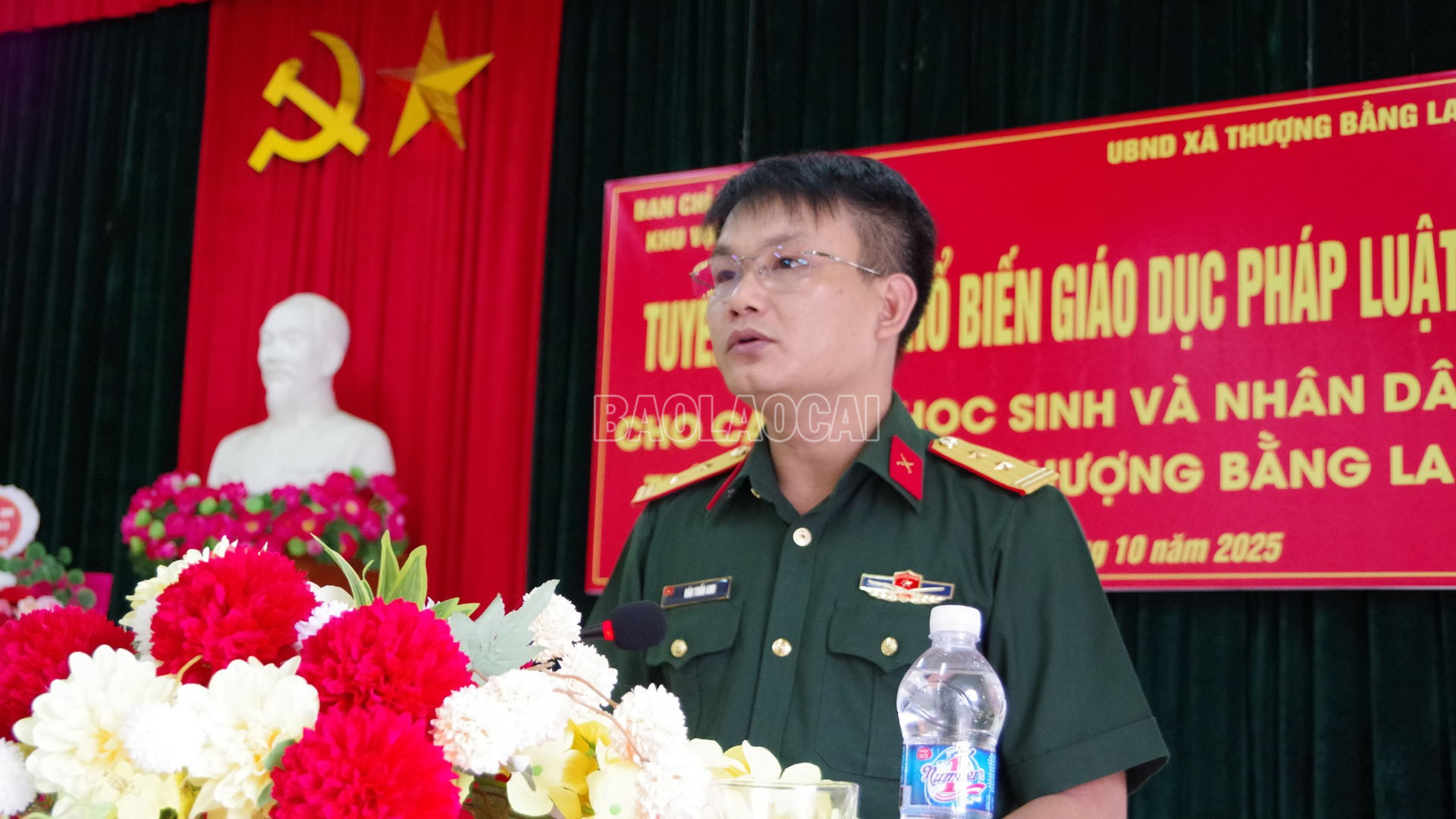 Trung tá Đào Tuấn Anh - Phó Chính ủy Ban Chỉ huy Phòng thủ khu vực 4 - Nghĩa Lộ phát biểu tại hội nghị tuyên truyền, phổ biến giáo dục pháp luật trên địa bàn xã Thượng Bằng La. baolaocai-c_a6-2.jpg