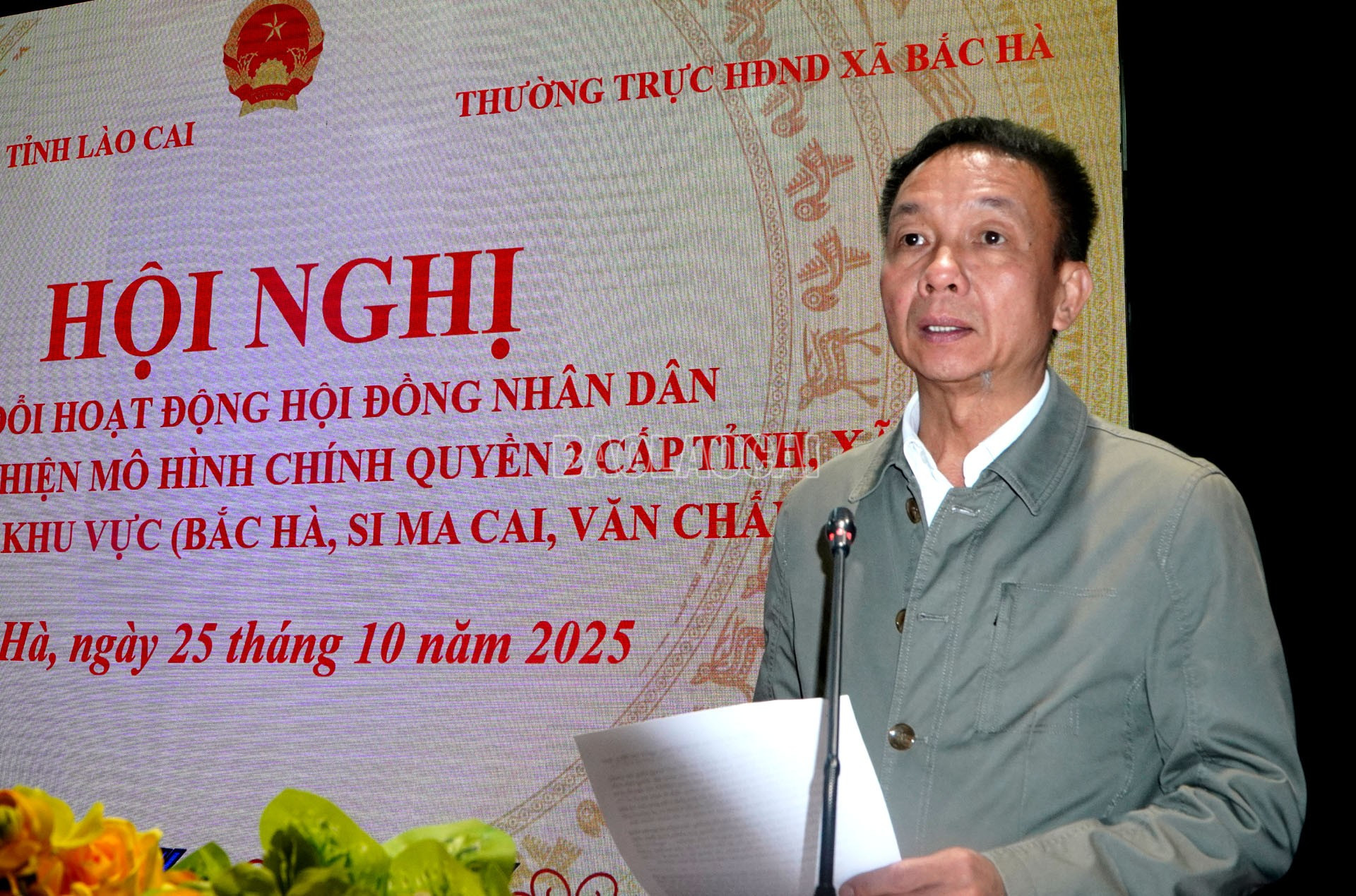 Đồng chí Vũ Quỳnh Khánh - Ủy viên Ban Thường vụ Tỉnh ủy, Phó Chủ tịch Thường trực HĐND tỉnh phát biểu tại hội nghị. baolaocai-c_ongkhanh.jpg