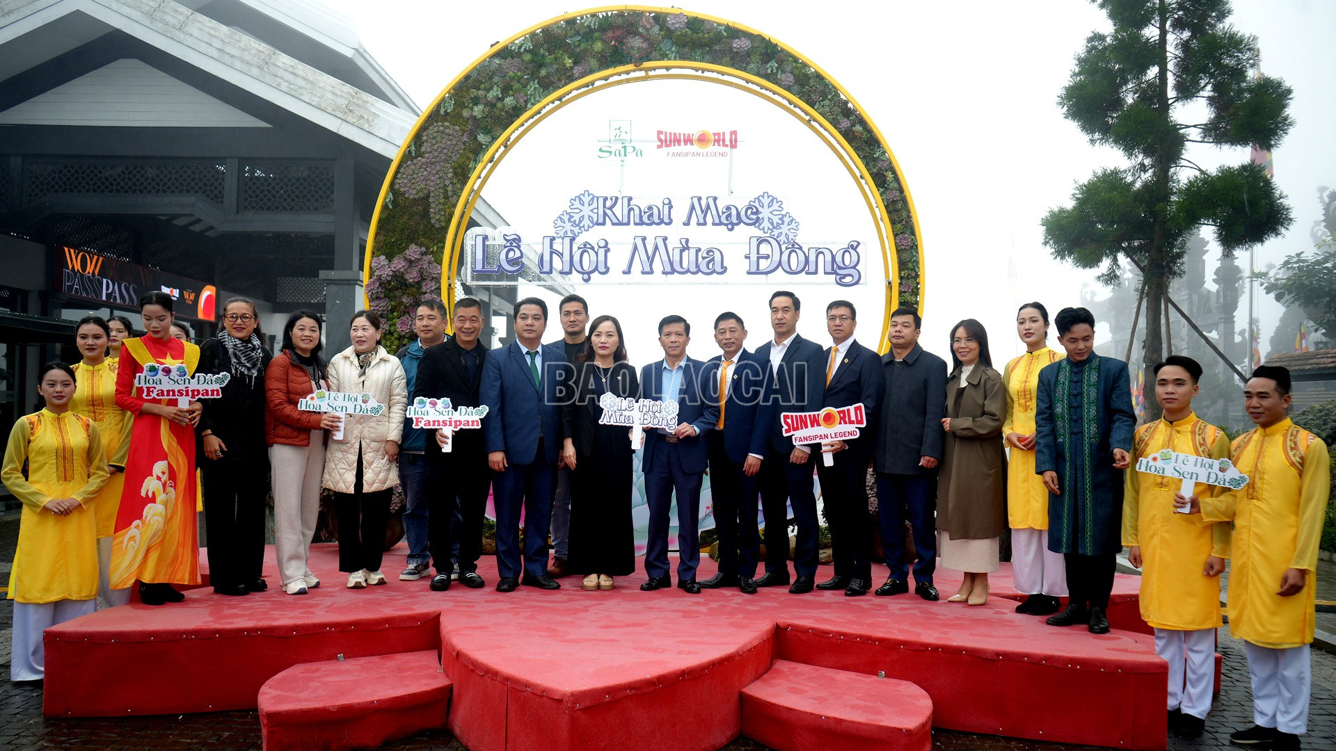 Các đại biểu chụp ảnh lưu niệm tại lễ hội. baolaocai-c_25-10-sen2.jpg