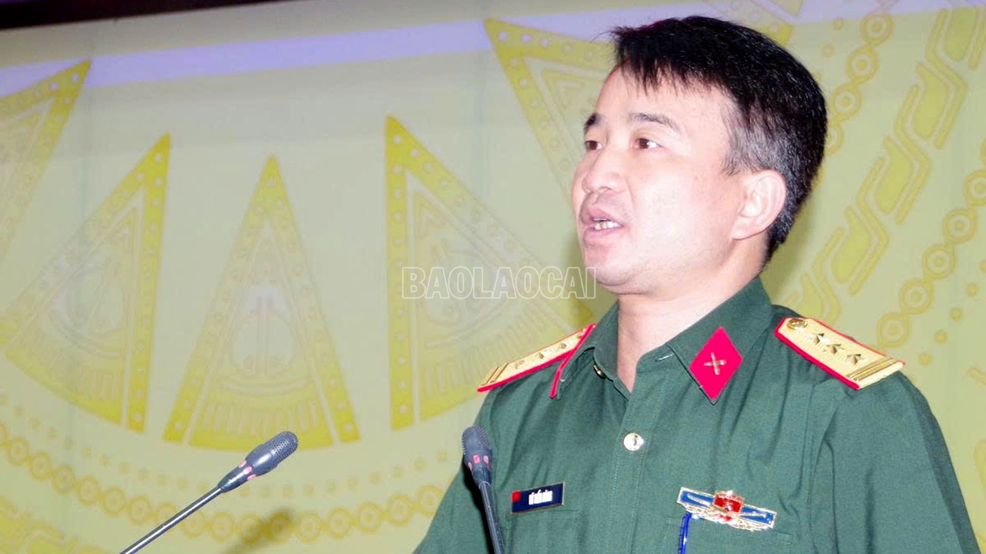 Thượng tá Vũ Tiến Hùng - Chính ủy Ban Chỉ huy Phòng thủ khu vực 4 - Nghĩa Lộ phát biểu tại hội nghị tuyên truyền, phổ biến giáo dục pháp luật trên địa bàn xã Hạnh Phúc. baolaocai-c_a2-14.jpg