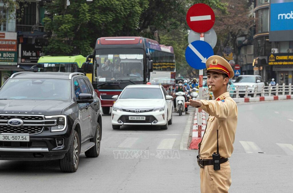 Cán bộ, chiến sĩ đội CSGT số 1 làm nhiệm vụ phân luồng, điều tiết giao thông. Ảnh minh họa