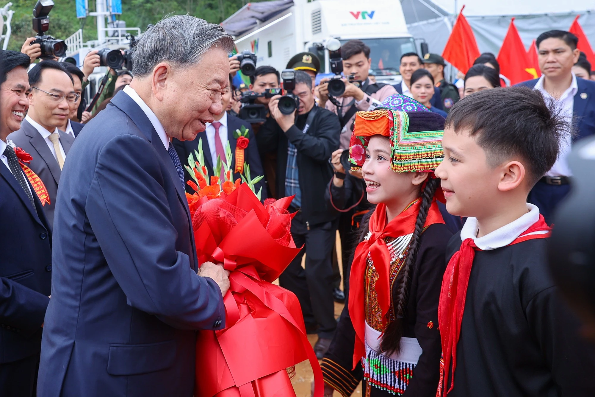 Các cháu học sinh dân tộc tặng hoa chào mừng Tổng Bí thư Tô Lâm.