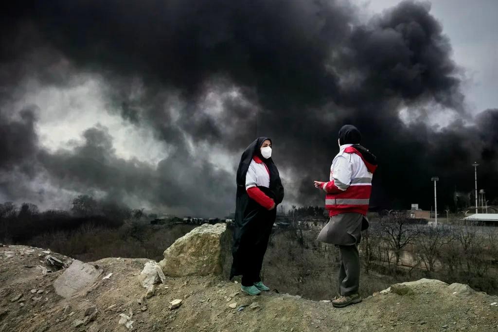 Khói dày đặc bốc lên sau vụ tấn công của Mỹ và Israel vào một kho chứa dầu ở Tehran, Iran, ngày 8/3/2026
