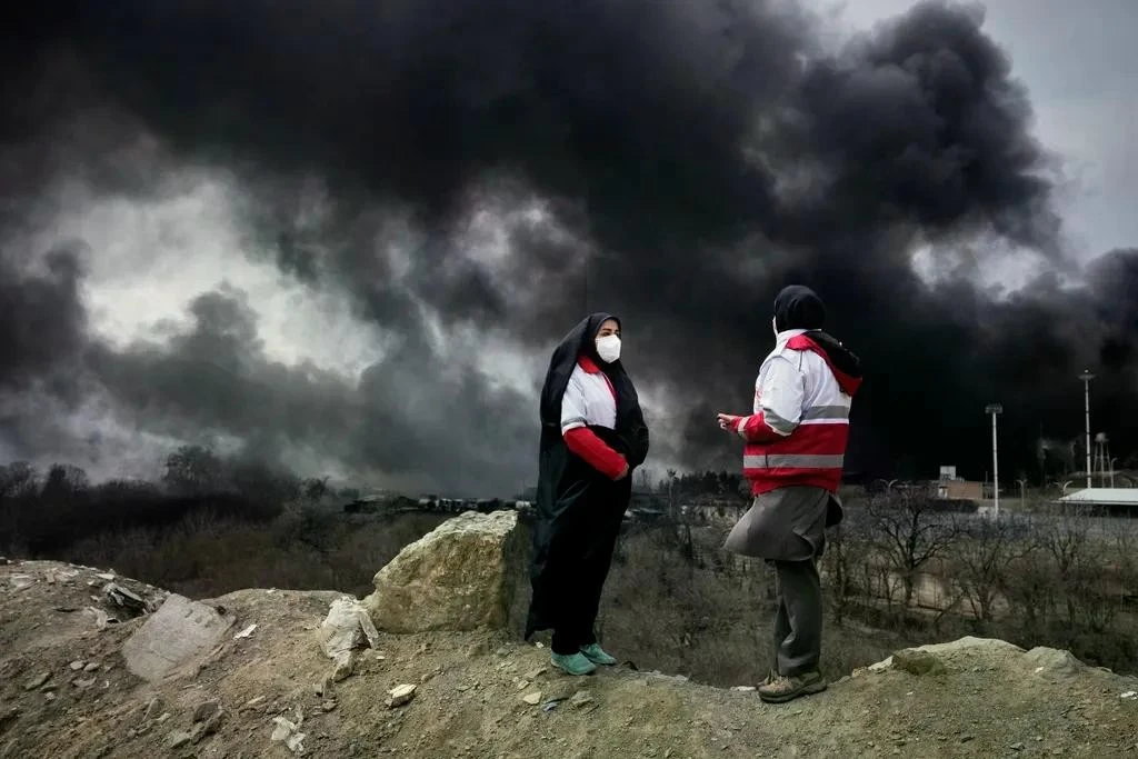 Khói dày đặc bốc lên sau vụ tấn công của Mỹ và Israel vào một kho chứa dầu ở Tehran, Iran, ngày 8/3/2026