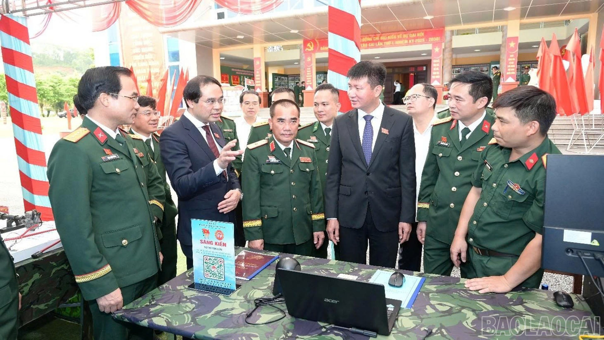 Thiếu tướng Nguyễn Đăng Khải - Phó Tư lệnh, Tham mưu trưởng Quân khu 2 và lãnh đạo Tỉnh ủy, UBND tỉnh Lào Cai tham quan khu triển lãm, trưng bày các sáng kiến, cải tiến kỹ thuật của Bộ CHQS tỉnh. baolaocai-br_29-9-quandoi1.jpg