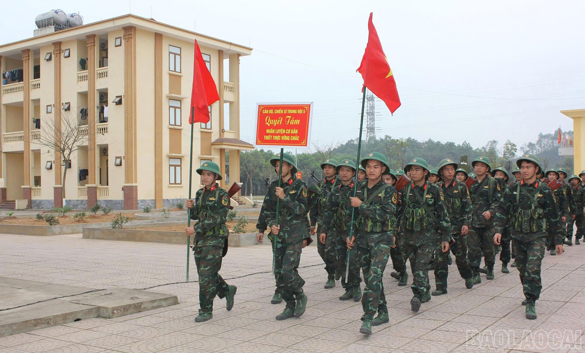 Cán bộ, chiến sĩ Trung đoàn 121, Bộ CHQS tỉnh hăng hái ra thao trường huấn luyện. baolaocai-br_29-9-quandoi2.jpg