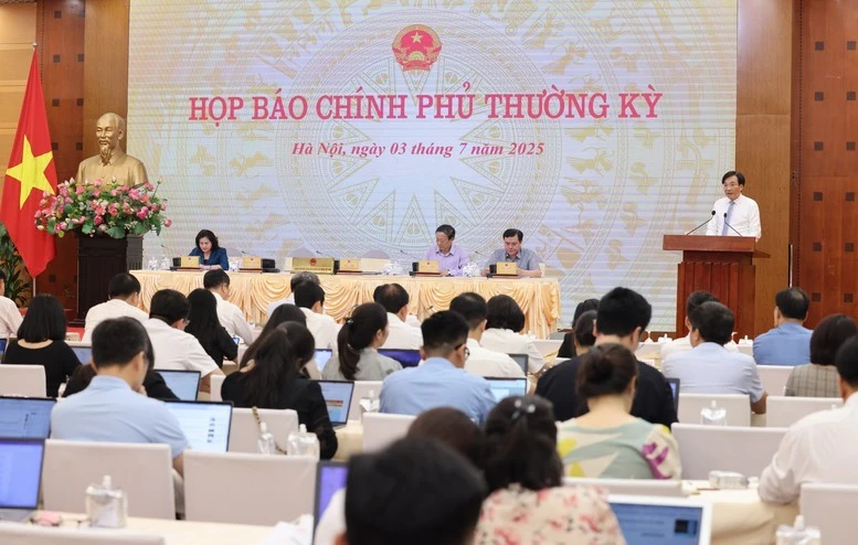 Bộ trưởng, Chủ nhiệm Văn phòng Chính phủ Trần Văn Sơn phát biểu tại họp báo.