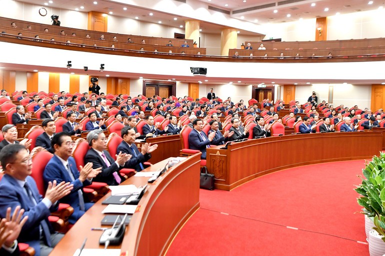 Các đồng chí lãnh đạo Đảng, Nhà nước và các đại biểu tham dự phiên bế mạc hội nghị.