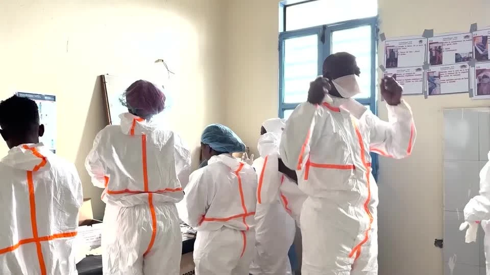 Nhân viên y tế hoạt động tại thành phố Bunia, CHDC Congo, một trong những nơi bùng phát dịch Ebola lớn nhất. Ảnh chụp từ video của Reuters