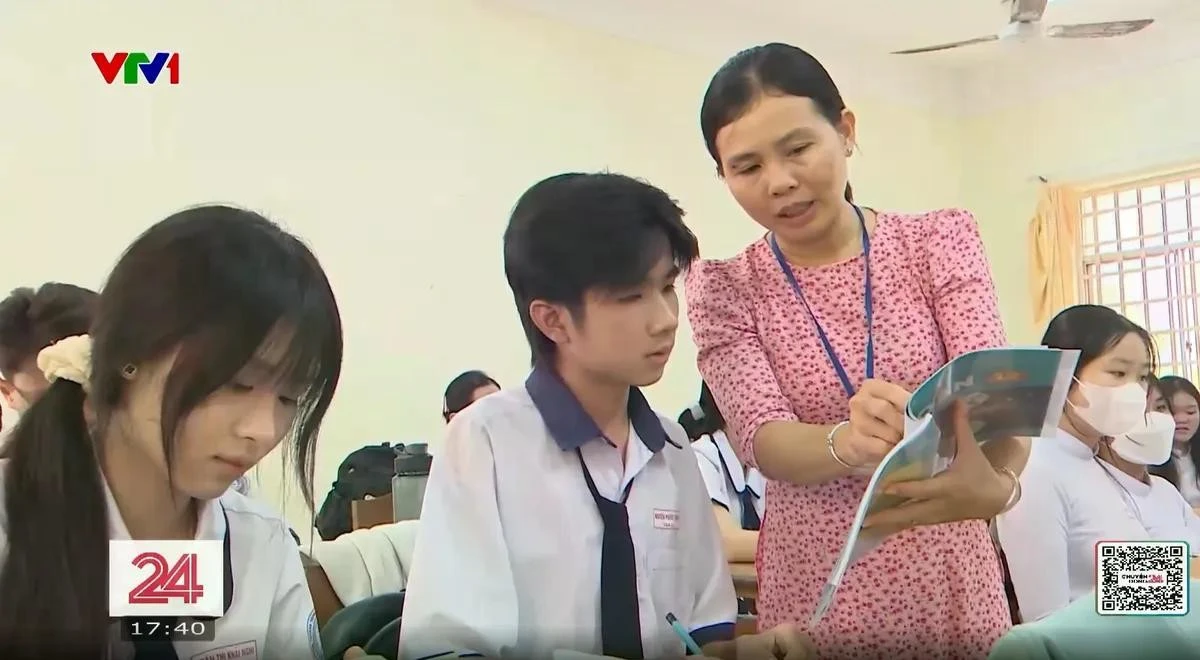 Cô giáo hướng dẫn học sinh trong một tiết học. Ảnh minh họa