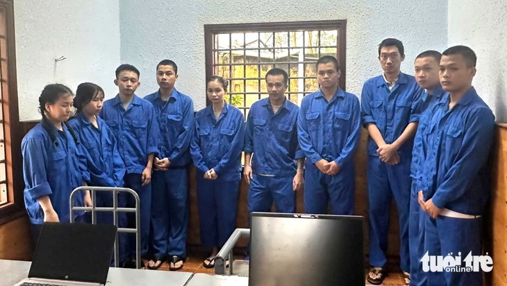 Các bị can trong đường dây do Hồ Mạnh Linh cầm đầu vừa bị khởi tố về tội lừa đảo chiếm đoạt tài sản trên không gian mạng. Các bị can trong đường dây do Hồ Mạnh Linh cầm đầu vừa bị khởi tố về tội lừa đảo chiếm đoạt tài sản trên không gian mạng.