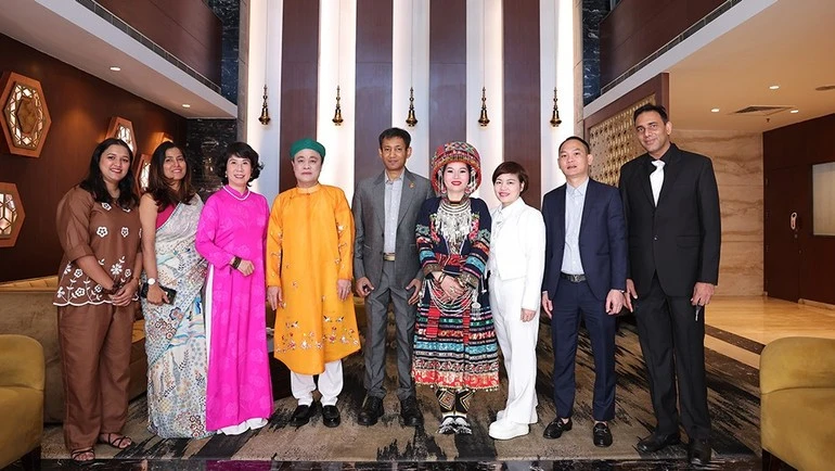 Nghệ sĩ Chu Bảo Quế và ê-kíp làm phim tại Liên hoan phim.