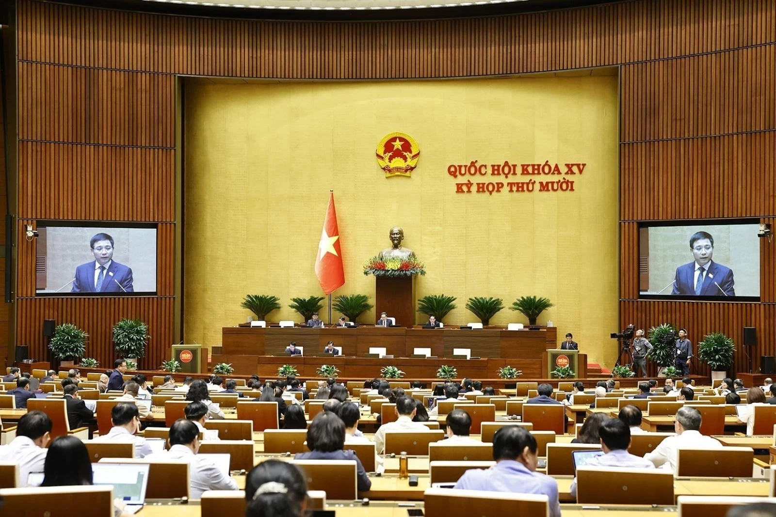 Bộ trưởng Bộ Tài chính Nguyễn Văn Thắng phát biểu tại Quốc.