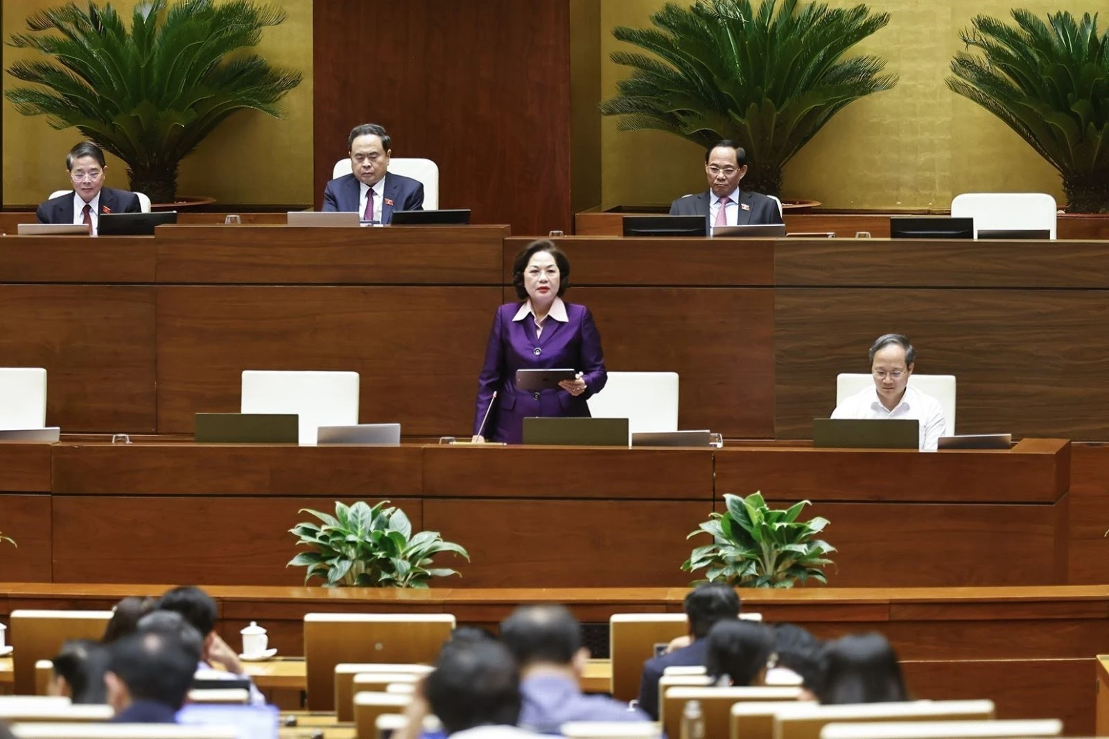 Thống đốc Ngân hàng Nhà nước Việt Nam Nguyễn Thị Hồng giải trình, làm rõ một số vấn đề đại biểu Quốc hội nêu.