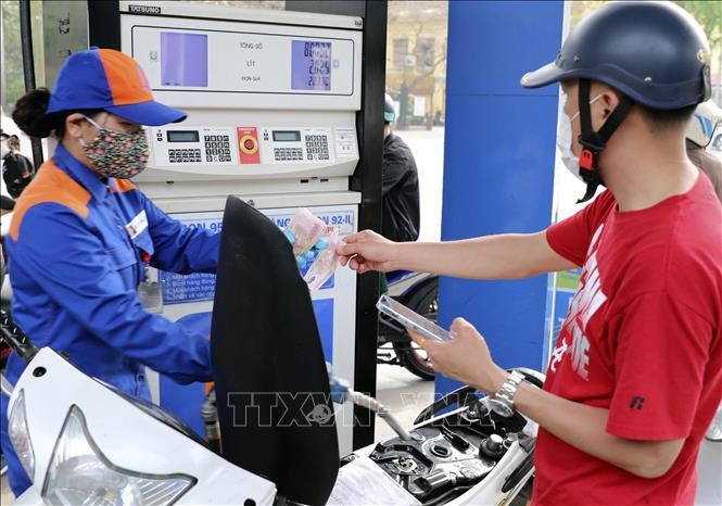 Người dân mua xăng tại các cửa hàng xăng dầu.