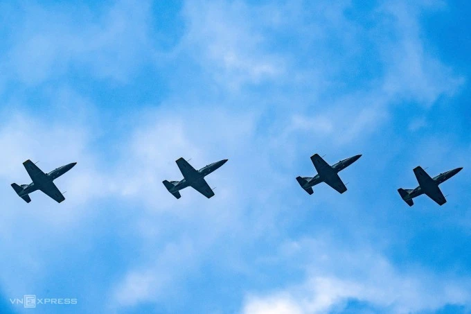 Các máy bay L-39NG hợp luyện trên bầu trời Ba Đình. Ảnh: Giang Huy
