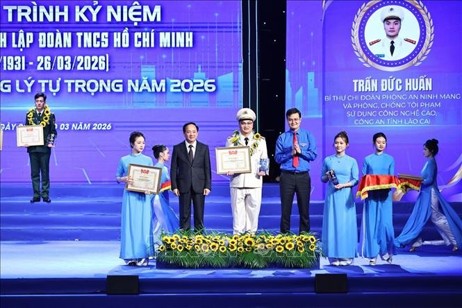 Đồng chí Trịnh Văn Quyết, Ủy viên Bộ Chính trị, Bí thư Trung ương Đảng, Trưởng Ban Tuyên giáo và Dân vận Trung ương, đồng chí Bùi Quang Huy, Ủy viên Trung ương Đảng, Bí thư thứ nhất Trung ương Đoàn trao Giải thưởng Lý Tự Trọng năm 2026.