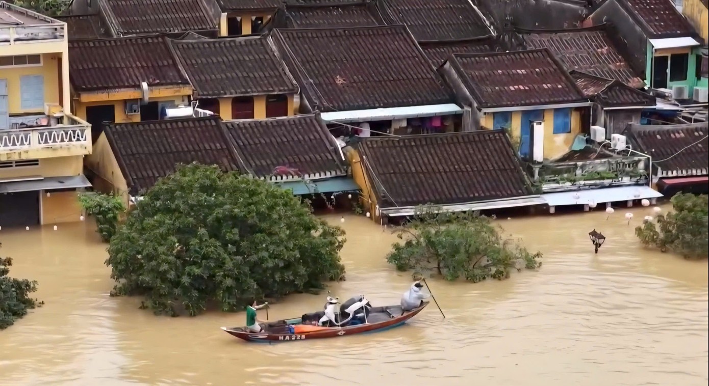 Phố cổ Hội An ngập sâu.