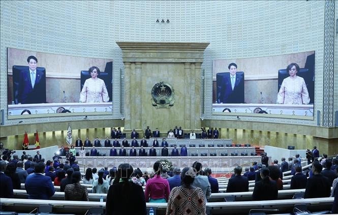 Chủ tịch nước Lương Cường và Chủ tịch Quốc hội Angola Carolina Cerqueira tại Quốc hội Angola. Chủ tịch nước Lương Cường và Chủ tịch Quốc hội Angola Carolina Cerqueira tại Quốc hội Angola.