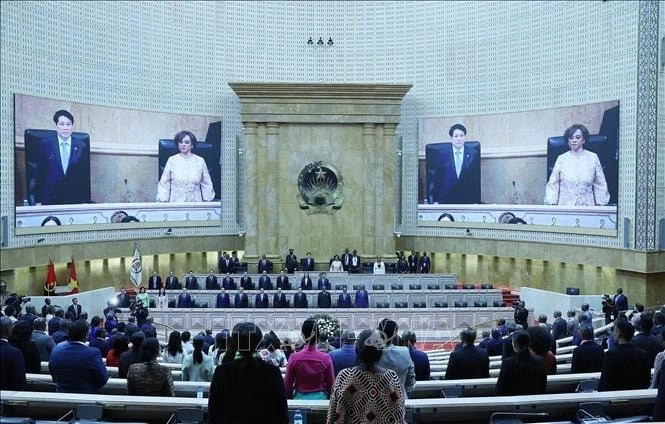 Chủ tịch nước Lương Cường và Chủ tịch Quốc hội Angola Carolina Cerqueira tại Quốc hội Angola.