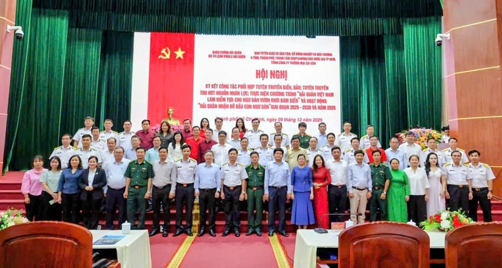 Đại biểu chụp hình lưu niệm.