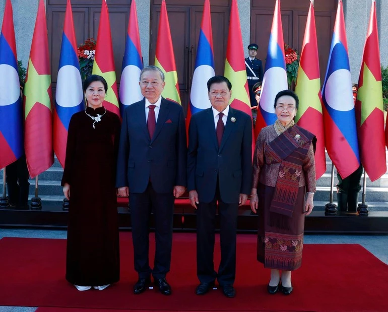 Tổng Bí thư Tô Lâm và Phu nhân cùng Tổng Bí thư, Chủ tịch nước Lào Thongloun Sisoulith và Phu nhân chụp ảnh chung.