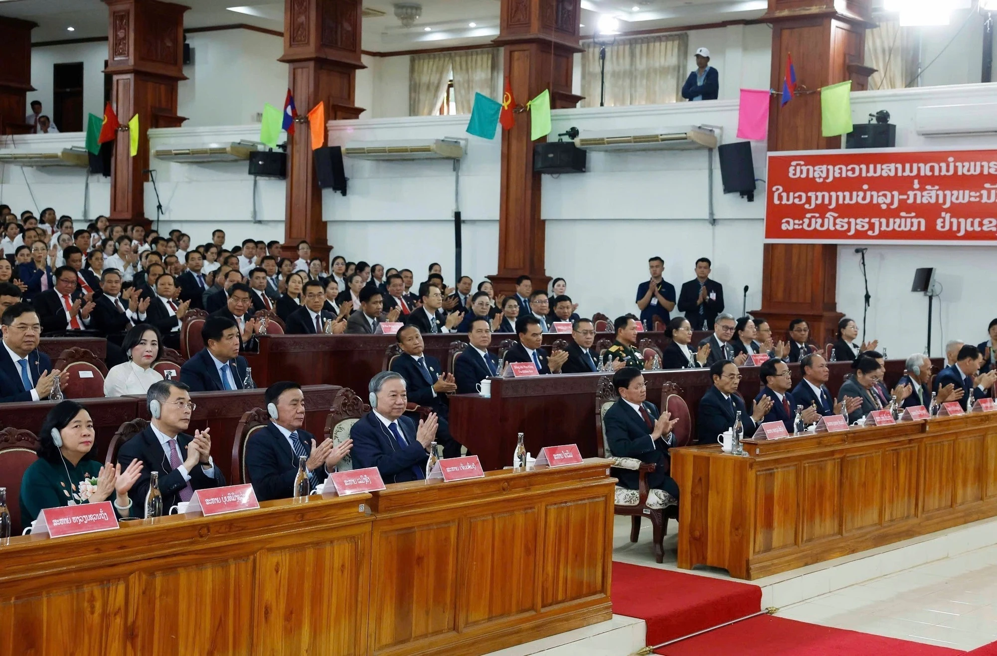 Tổng Bí thư Tô Lâm và Tổng Bí thư, Chủ tịch nước Lào Thongloun Sisoulith cùng các lãnh đạo cấp cao của hai nước và đại biểu tại sự kiện. (Ảnh: THỐNG NHẤT/TTXVN)