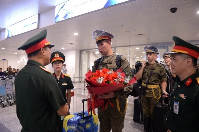 Đại tá Phùng Chí Cao, Phó Tham mưu trưởng Bộ Tư lệnh Thủ đô Hà Nội, đón, tặng hoa chúc mừng khối quân nhân lực lượng vũ trang Liên bang Nga đến Việt Nam.