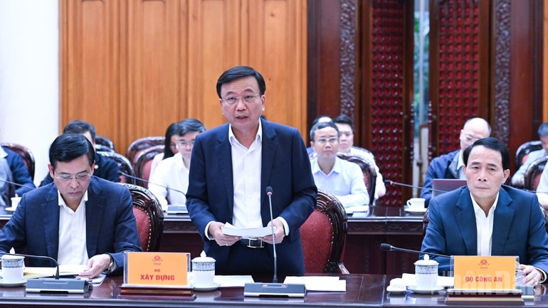 Lãnh đạo Bộ Xây dựng báo cáo tại cuộc họp.