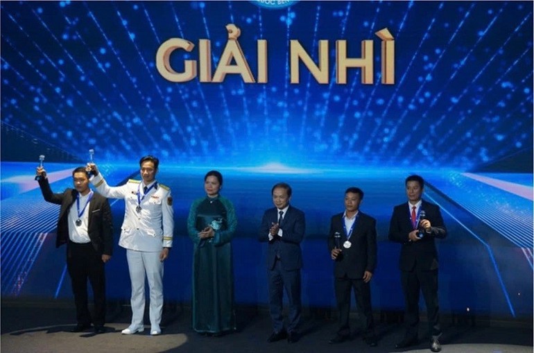 Các tác giả đoạt giải Nhì tại Cuộc thi ảnh nghệ thuật cấp quốc gia “Tổ quốc bên bờ sóng” lần thứ III. Các tác giả đoạt giải Nhì tại Cuộc thi ảnh nghệ thuật cấp quốc gia “Tổ quốc bên bờ sóng” lần thứ III.